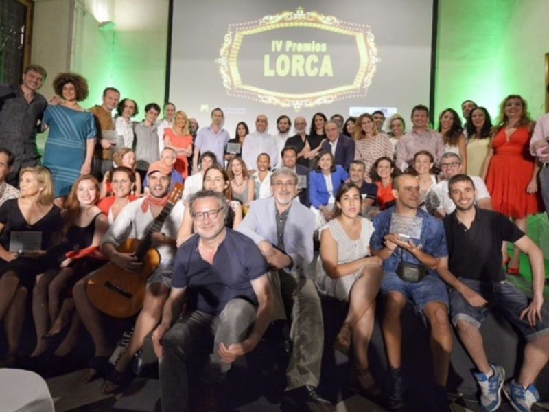 Grupo de personas posando en el IV Premios Lorca, celebración con música y reconocimientos.