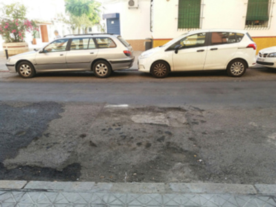 Baches y socavones en las calles de Sevilla