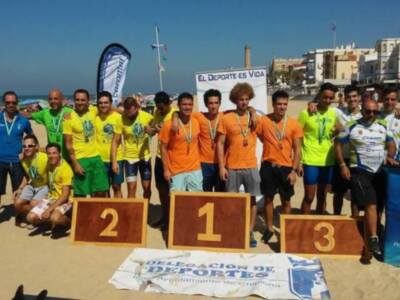 Equipo brasileño de voleibol celebrando su victoria en una competencia deportiva, con medallas y un trofeo.