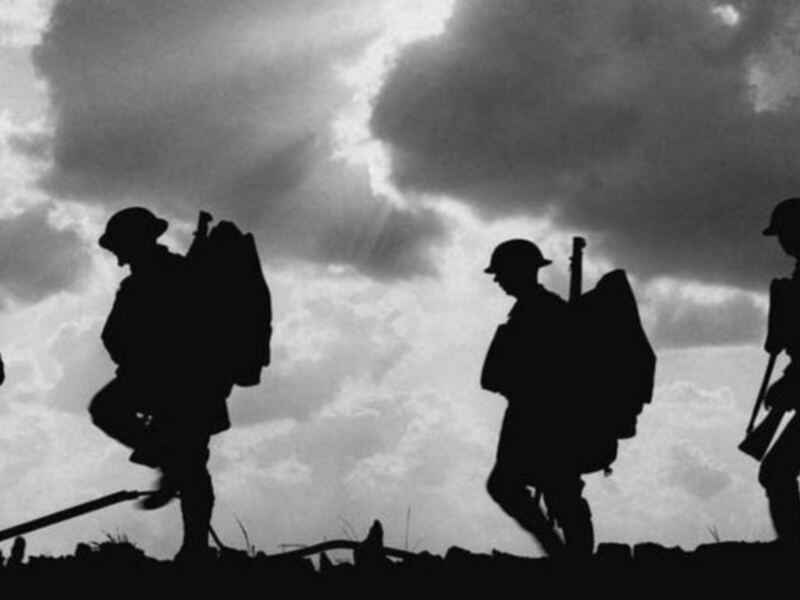 Siluetas de soldados en una escena de guerra, con un cielo nublado en el fondo.