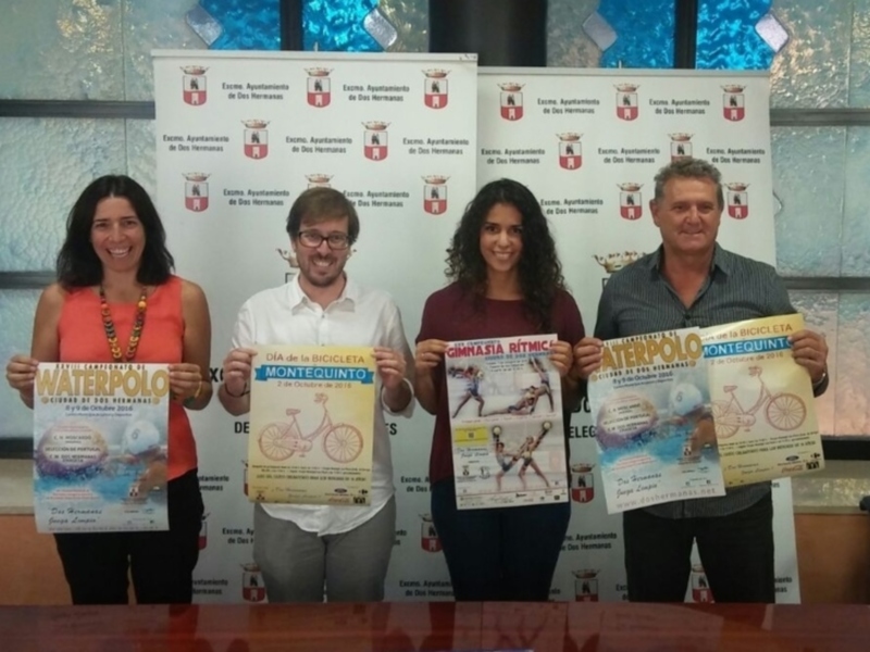 Presentación de los eventos deportivos en Montecinto, con carteles de waterpolo, gimnasia rítmica y ciclismo. Participan cuatro personas en la presentación.