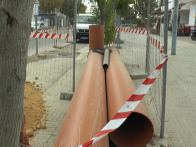 Un poste de luz de color naranja con una cinta de seguridad rojo y blanco en el camino. La imagen muestra un poste de luz con una cinta de seguridad rojo y blanco en el camino. La imagen muestra un poste de luz con una cinta de seguridad rojo y blanco en el camino. La imagen muestra un poste de luz con una cinta de seguridad rojo y blanco en el camino. La imagen muestra un poste de luz con una cinta de seguridad rojo y blanco en el camino. La imagen muestra un poste de luz con una cinta de se...