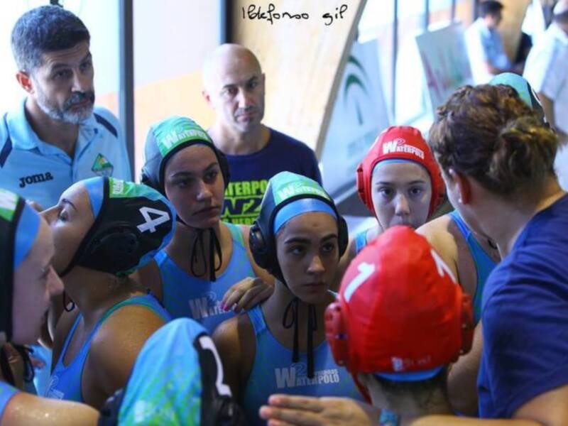 Equipo de waterpolo femenino en entrenamiento, con cascos y chalecos.