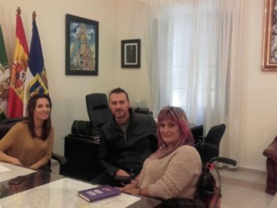 Isabel Jurado ofrece a la presidenta de Chiadi apoyo para atender las necesidades de la asociación de personas con discapacidad