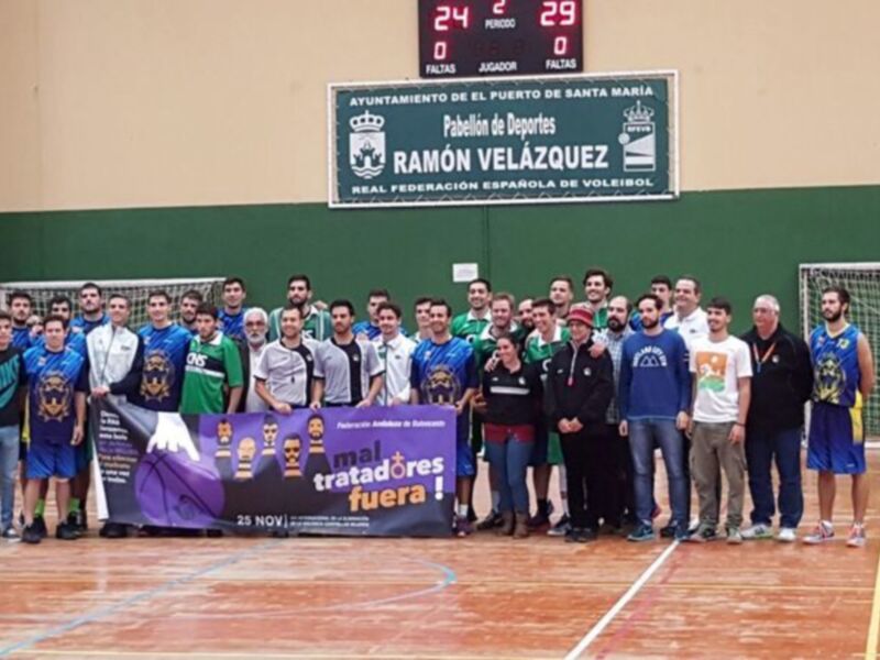Equipo de fútbol sala posando para una foto en el Pabellón de Deportes Ramón Velázquez, con el marcador de 24-29 en el segundo período.