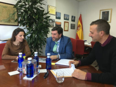 Isabel Jurado muestra a Demarcación de Costas su preocupación por el estado de las balaustras del Paseo Costa de la Luz