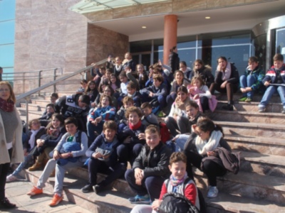 46 niños del Colegio Luis Cernuda visitan el Hospital Nisa Sevilla Aljarafe para conocer la medicina del siglo XXI