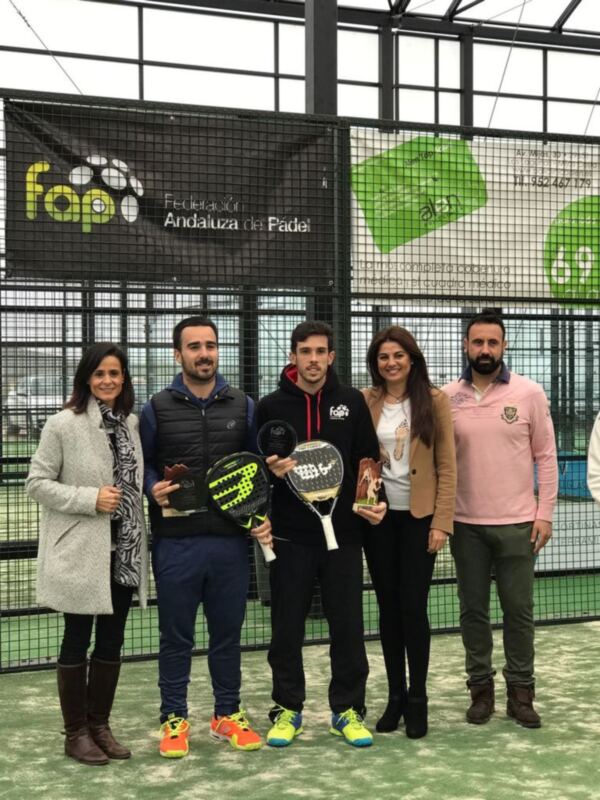Ganadores del torneo de pádel en Andalucía, con trofeos y medallas en la cancha de la FAP Andalucía de Pádel.