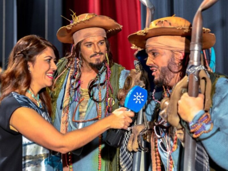 Johnny Depp y una presentadora en un evento de medios, con Johnny vestido como Jack Sparrow.