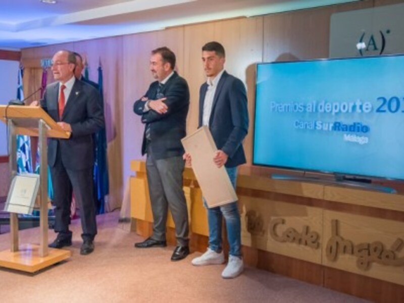 Premios al Deporte 2016 en Canal Sur Radio, con un hombre recibiendo un premio junto a otros dos hombres en un escenario.