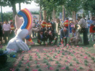 El día que Cobi vino a Sevilla para que Curro le enseñara a plantar……….