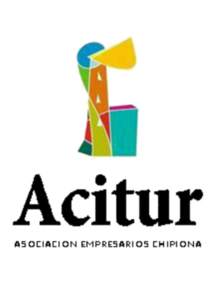 El logotipo de la Asociación Empresarial de Chipiona, con un diseño moderno y colorido que incluye formas geométricas y colores brillantes. El nombre de la asociación está escrito debajo del logotipo en letras grandes y negras.