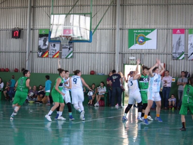 Jugadores de baloncesto en acción durante un partido en una cancha deportiva.