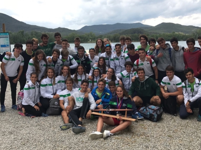 Equipo de remo celebrando una victoria en el lago.