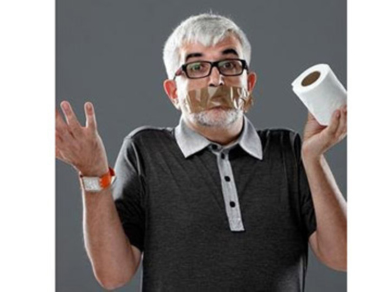 Hombre con papel de baño en la mano, gesto de explicación o pregunta.