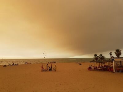Chipiona se cubrió de una nube de humo y cenizas procedente del incendio que afecta al Parque de Doñana