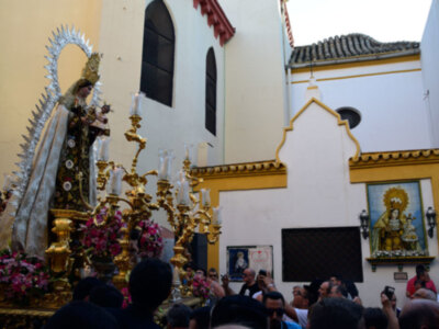 El barrio macareno con la procesión de la Virgen del Carmen de San Gil.