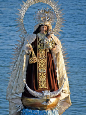 La Virgen del Carmen del puente de Triana procesionó por su río y por su barrio.