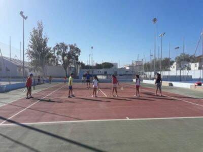 Buena acogida de los talleres para que los escolares de Chipiona comiencen el curso con energía organizados por Deporte y Juventud