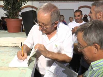 El Patio San Luís se llenó ayer para la presentación del libro de Juan Luis Naval Molero sobre el habla chipionera