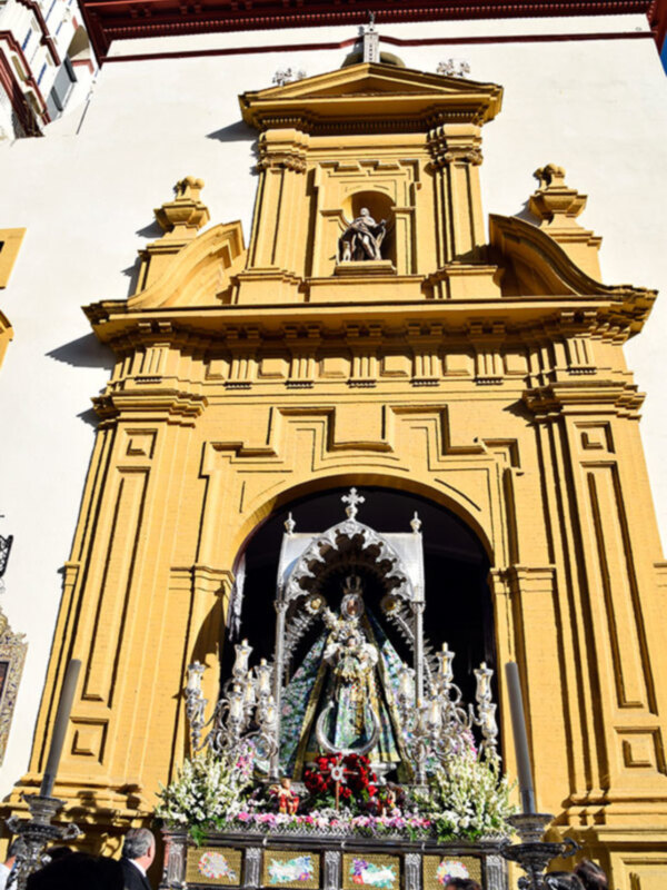 Procesión de la Virgen de la Cinta en Sevilla, España.