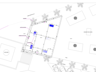 Plano de un edificio con áreas específicas marcadas: "Camaras CCTV", "Piscina", "Planta Baja", y "Planta Alta". También se muestra un área de estacionamiento con vehículos.