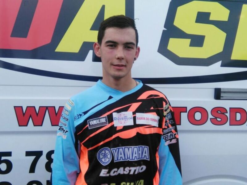 Un joven posando frente a un vehículo con logotipos de Yamaha y otras marcas.