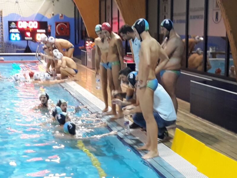 Equipo de waterpolo en una reunión técnica antes del partido.