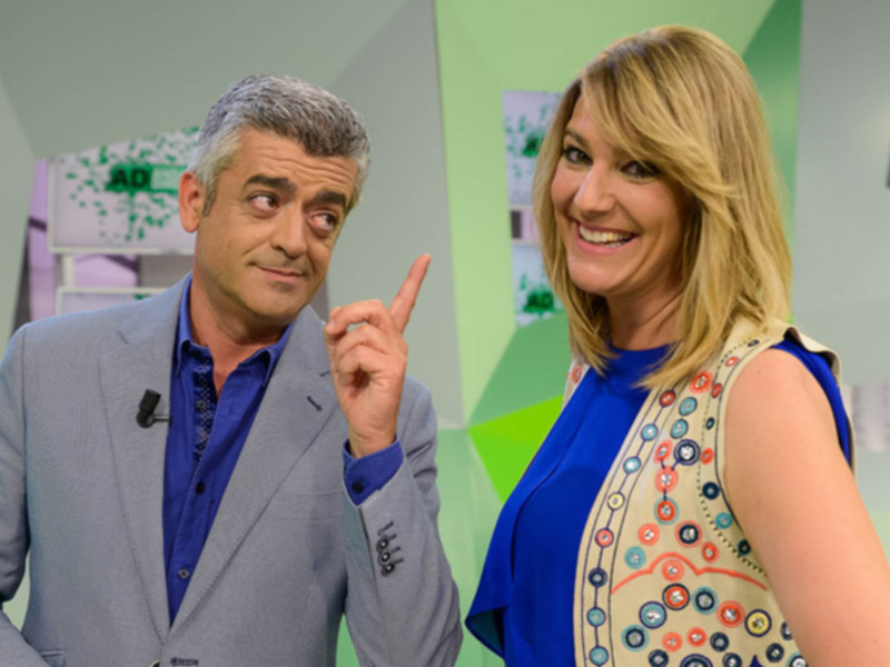 George Clooney y Julia Roberts son los presentadores de la serie 'Arrested Development'.