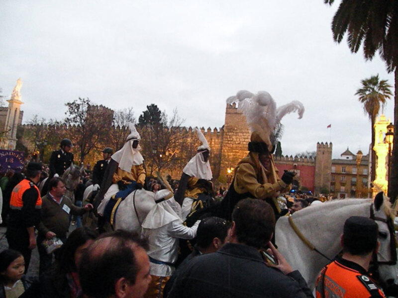 Cerdeña, España: procesión con caballeros montados en la Plaza de España, con detalles históricos y tradicionales.