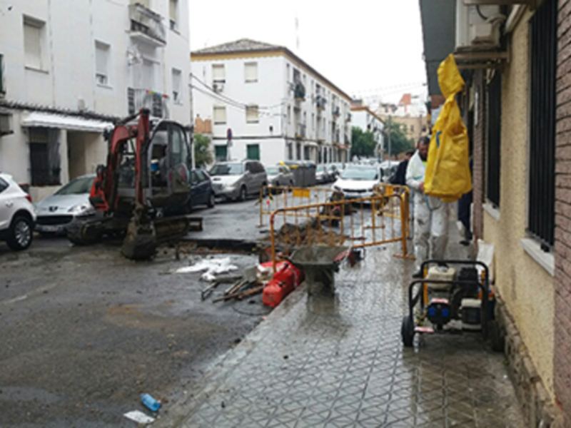 Trabajos de demolición y limpieza en una calle urbana.