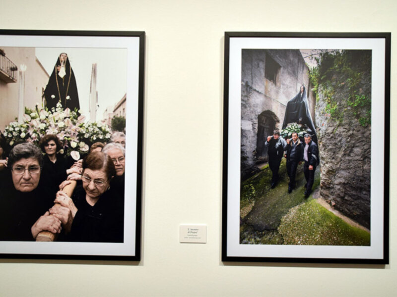 Fotografías de procesiones y entierros en una exposición.