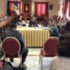 El equipo de gobierno se reúne con la dirección del colegio Lapachar para evaluar los trabajos de limpieza que se realizan