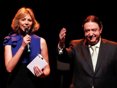 Marina Bernal presentó en el Teatro de la Maestanza el Homenaje al "Raya" a quien el alcalde de Sevilla, Juan Espadas, entregó el Giraldillo.