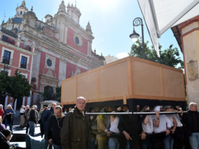 Antonio Santiago dirigió el ensayó con sus cuadrillas de costalero del Cristo de Burgos.