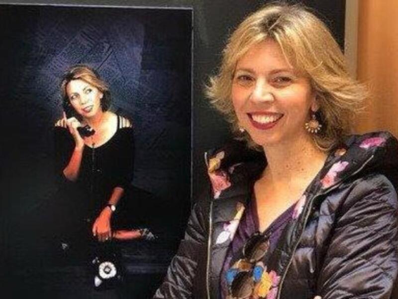 Retrato de mujer sonriente junto a una imagen de ella en un entorno oscuro.