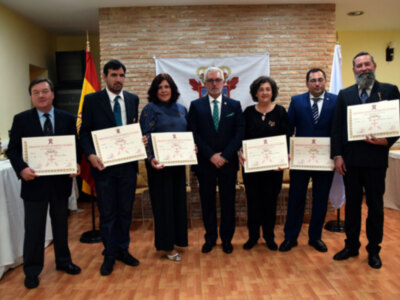 Con decorado el Hermano Mayor de la Pastora y Santa Marina como caballero de la Hermandad Nacional Monárquica de España.