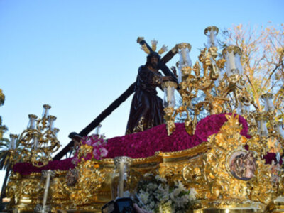 La hermandad de la Candelaria se caracteriza por el tránsito de la cofradía por los Jardines de Murillo.