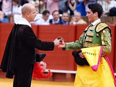 David Salvador corta una oreja y da una vuelta en la primera novillada del abono