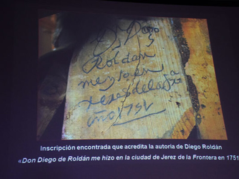 Inscripción encontrada que acredita la autoría de Diego Roldán: 'Don Diego de Roldán me hizo en la ciudad de Jerez de la Frontera en 1751'