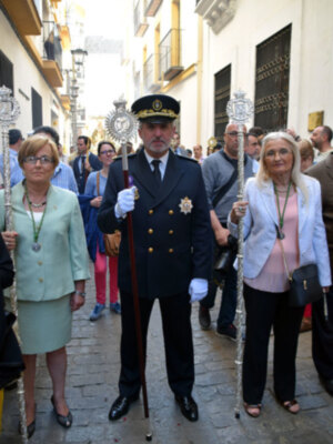 La filial hermandad de la Virgen del Mar paseo por las calles hispalenses.