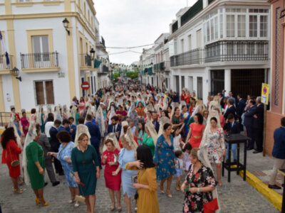 Solemne Función Principal de Instituto, y paseo de mantillas de la Hermandad de la Vera-cruz de Alcalá del  Río.