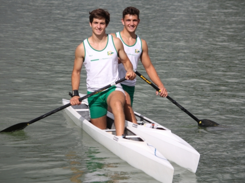 Dos jóvenes en canoa en el agua.
