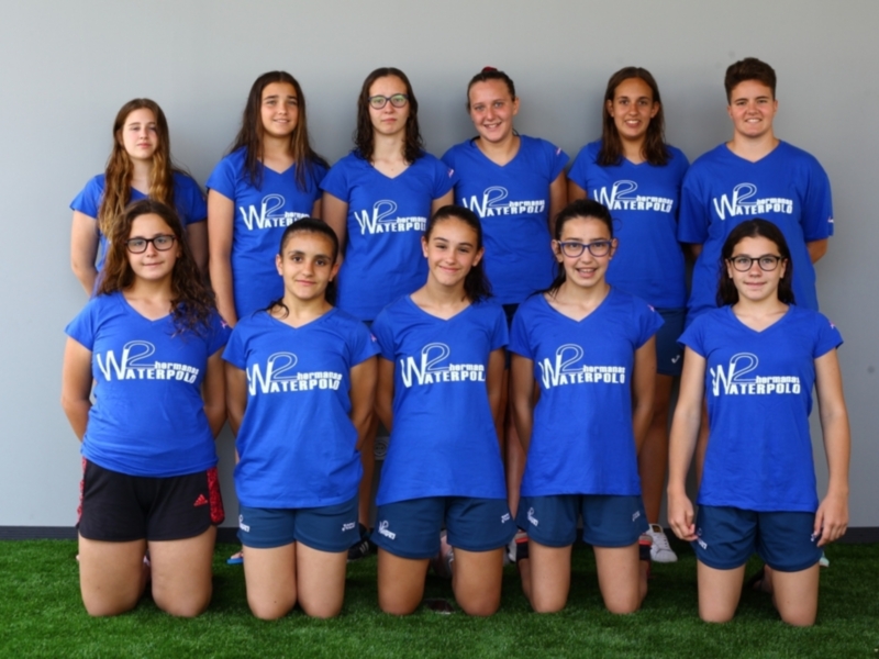 Equipo femenino de waterpolo en uniforme azul con logo 'W2'.