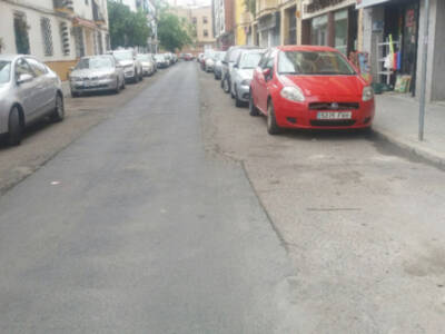 Urge reparar los baches y el asfalto de la calle Miño en Los Remedios.