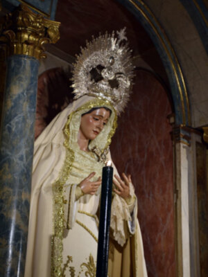 La titular mariana de la Vera+cruz vestida de blanco.