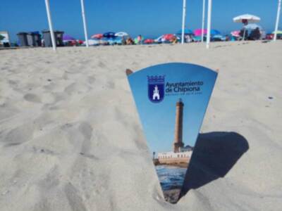 El Ayuntamiento distribuye entre los usuarios de las playas ceniceros de cartón de gran capacidad en su campaña de educación ambiental