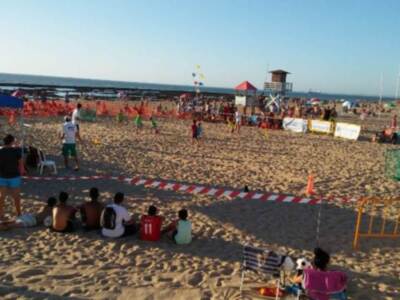Mas de cien jugadores de todas las edades ha tomado parte en el primero de los dos torneos del Circuito de fútbol playa 3X3