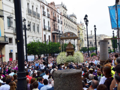 Los sevillanos en la procesión de su Patrona.