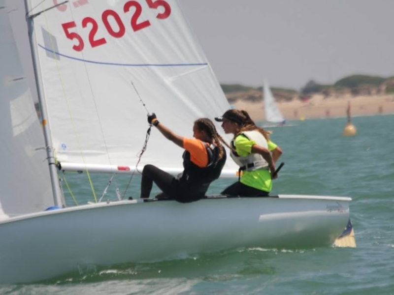 Regata de vela en el mar con dos personas en el velero número 52025.